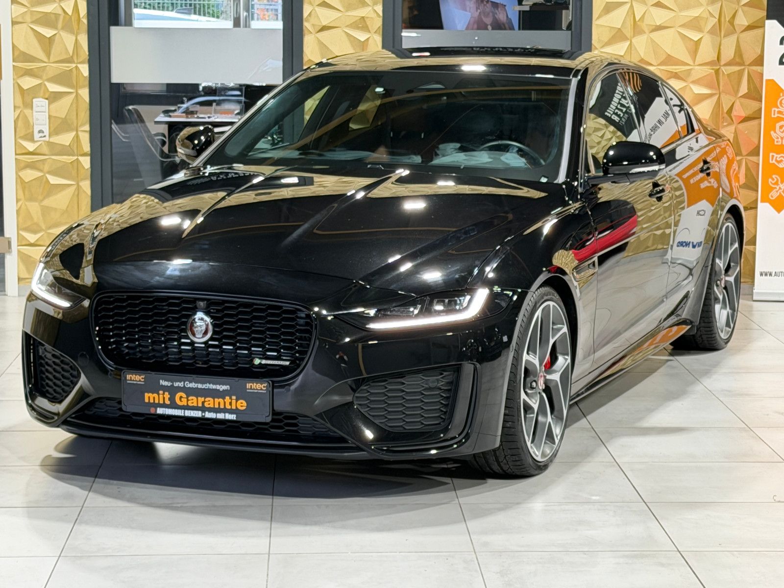 Fahrzeugabbildung Jaguar XE R-Dynamic Black/360°/NAVI/APPLE/SOUND/SHZ