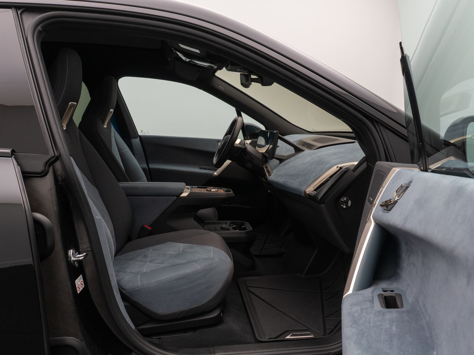 Fahrzeugabbildung BMW iX xD40 SkyLounge H/K 360° Laser ACC DAB 22Zoll