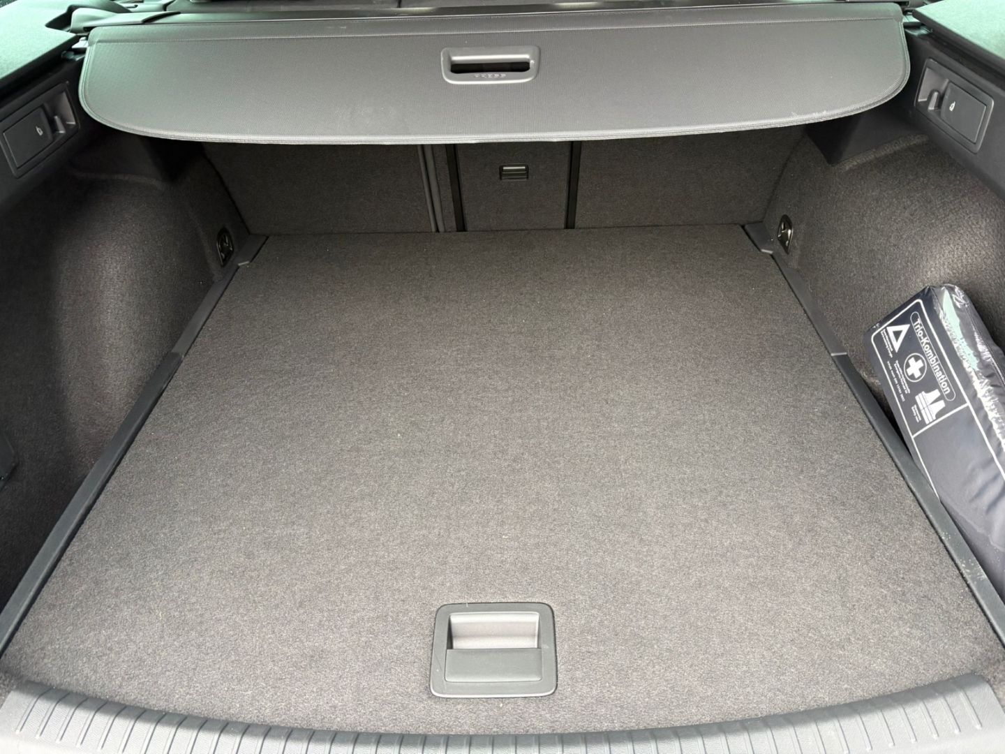 Fahrzeugabbildung SEAT Leon Sportstoure Road Edition VerkehrszeichenERK