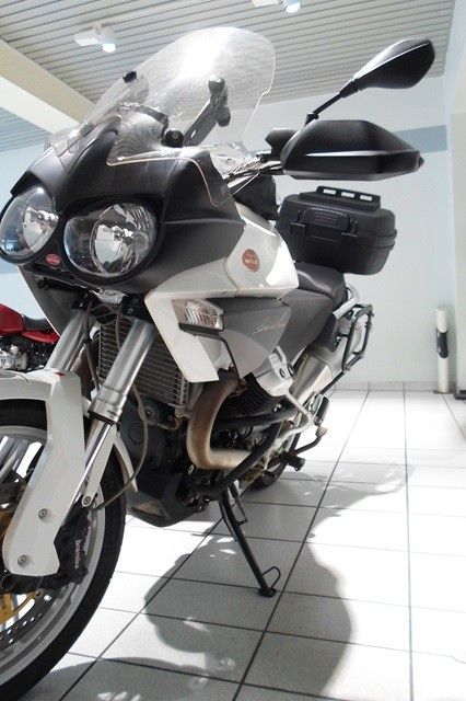 Fahrzeugabbildung Moto Guzzi Stelvio 1200 mit Seitenkoffer & Topcase