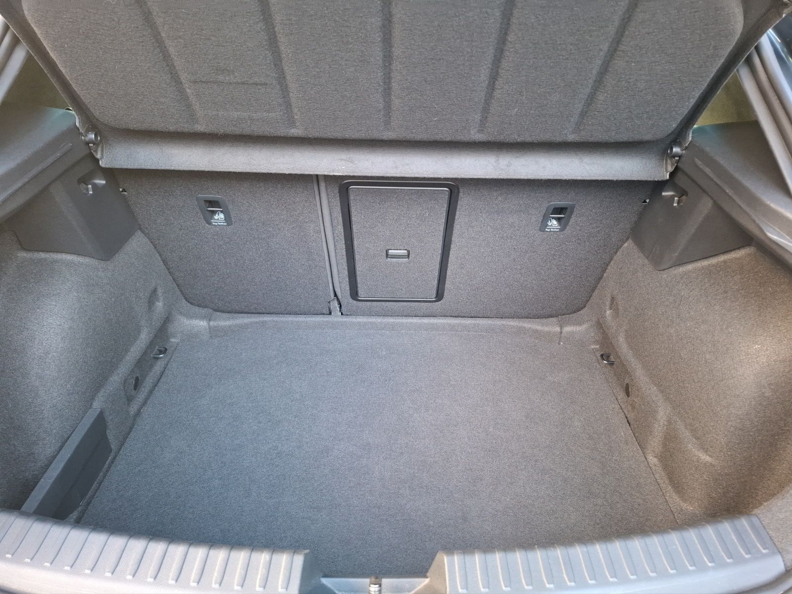 Fahrzeugabbildung SEAT Leon eTSI FR-Line DSG LED ACC Park-Assist SH 18"