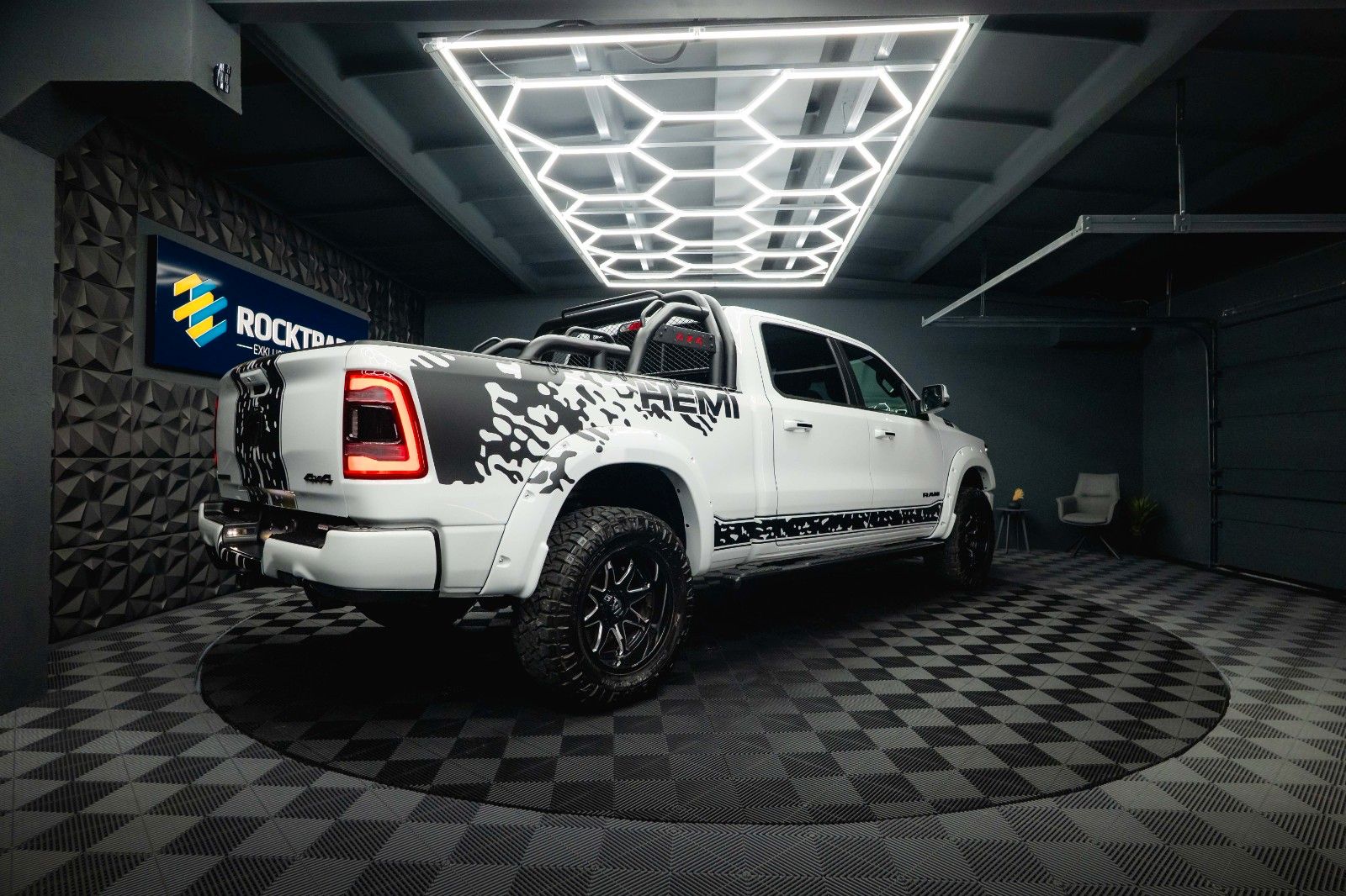 Fahrzeugabbildung Dodge RAM 5.7 V8 HEMI 4x4 OFFROAD Night-Paket *LED*