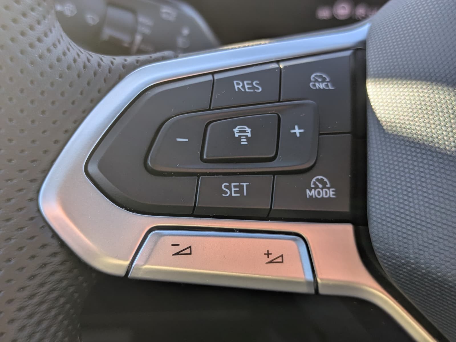 Fahrzeugabbildung Volkswagen Tiguan 2.0 TDI 4M R-Line BLACK*PAN*HK*AHK*MATRIX