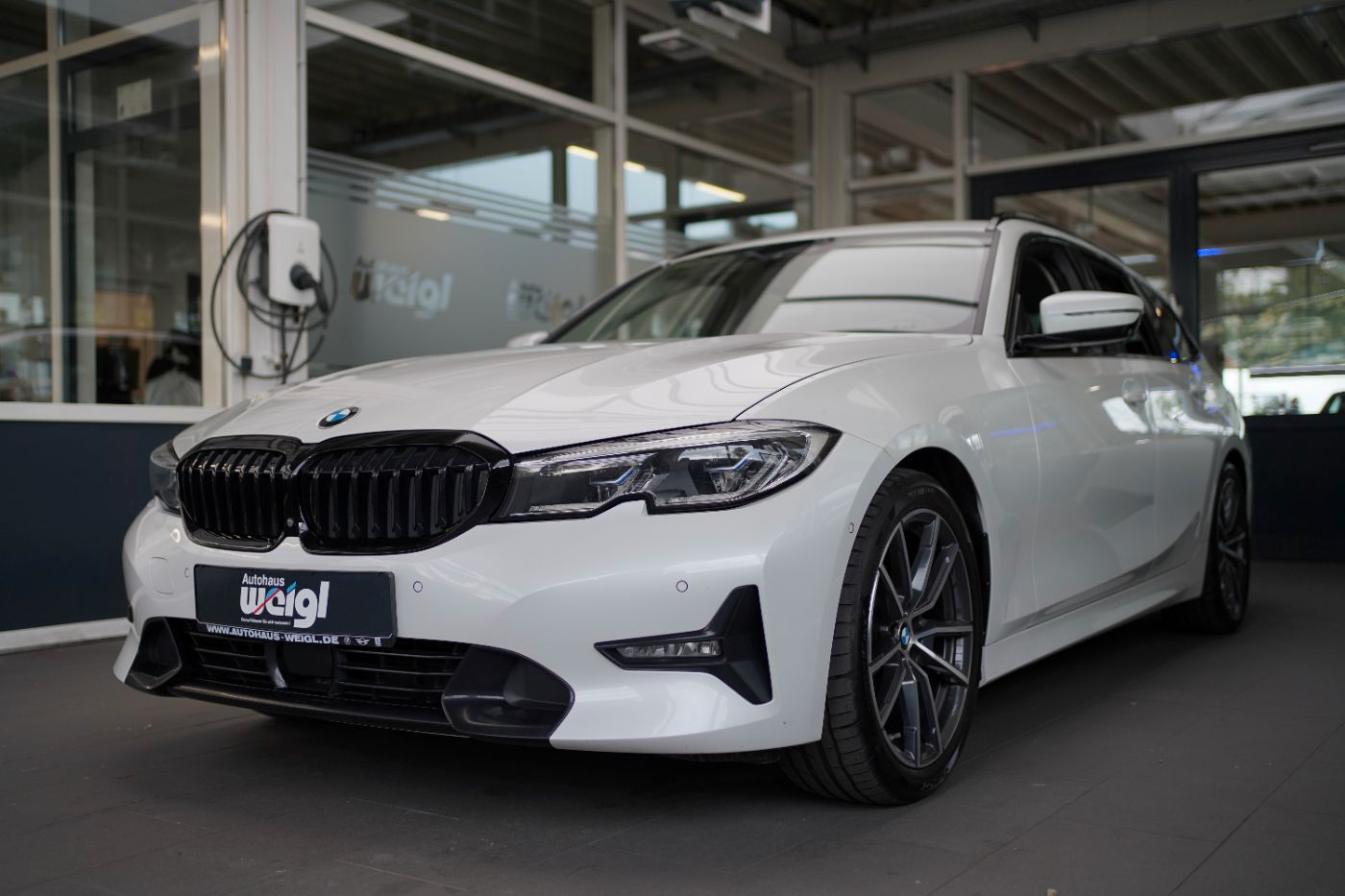 Fahrzeugabbildung BMW 320d Sport Line +HeadUp+AHK+Laserlicht+Parkassis