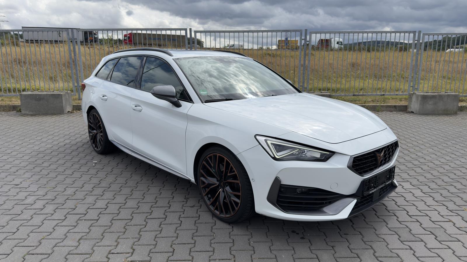 Cupra Leon 2.0 TSI VZ 4Drive/Navi/Kamera/PANO/BEATS/