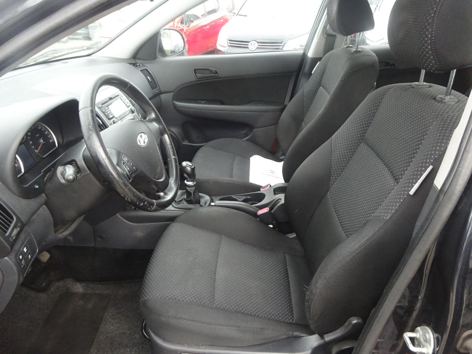 Hyundai i30 2010 — photo 7