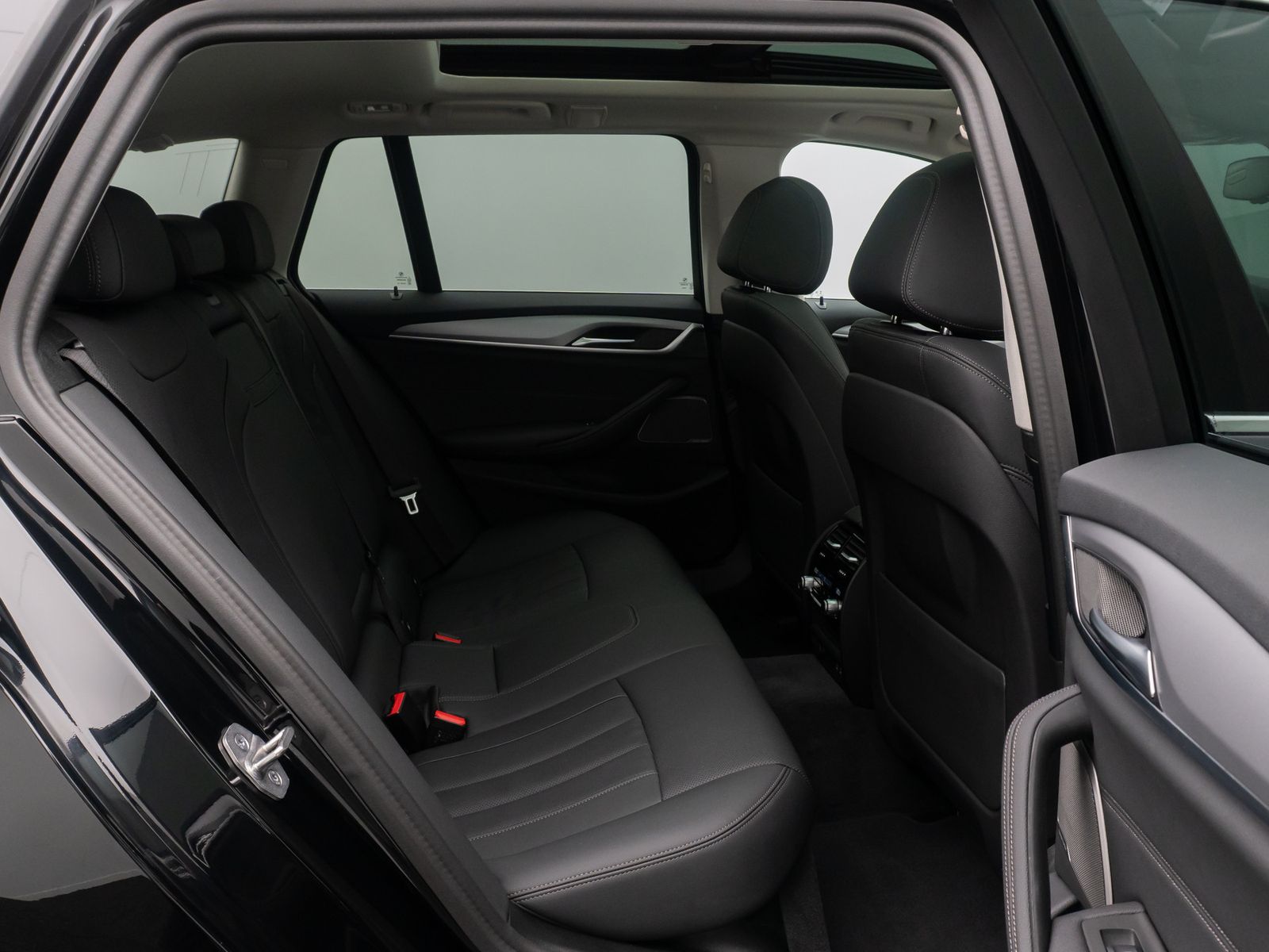 Fahrzeugabbildung BMW 520d ACC Alarm AHK Memory HUD DAB H/K Panorama