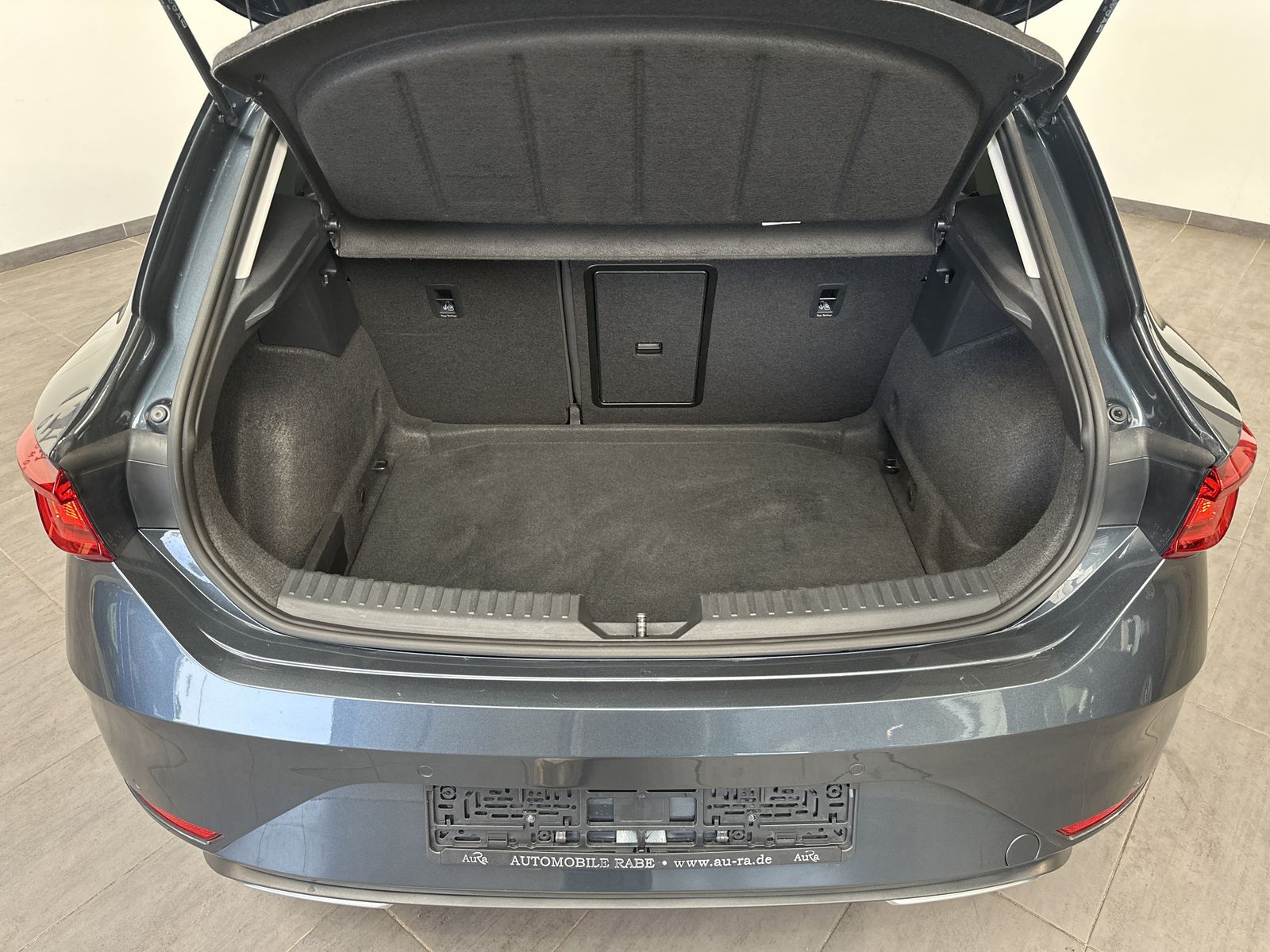 Fahrzeugabbildung SEAT Leon 1.5 eTSI DSG FR NAV+LED+KAMERA+18ZO+LHZ+VC