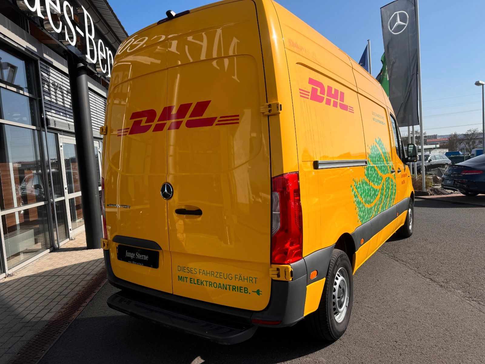 Fahrzeugabbildung Mercedes-Benz eSprinter 312 DHL Regal KEP-Ausbau