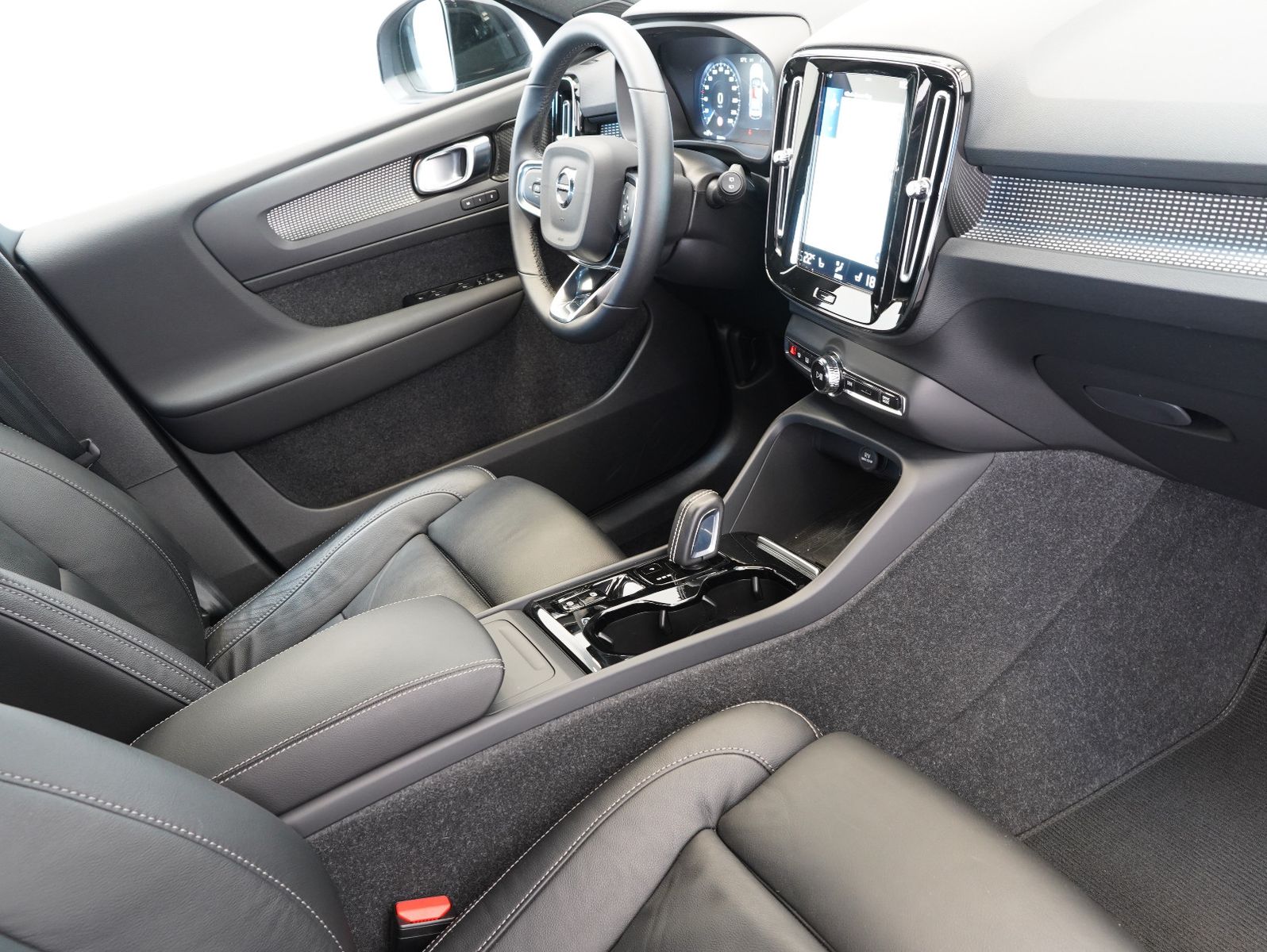Fahrzeugabbildung Volvo XC40 B4 B R Design LED/NAVI/ACC/LEDER/360°