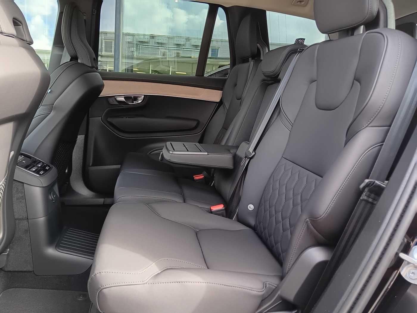 Fahrzeugabbildung Volvo XC90 T8 AWD Plug-in Hybrid Plus Dark