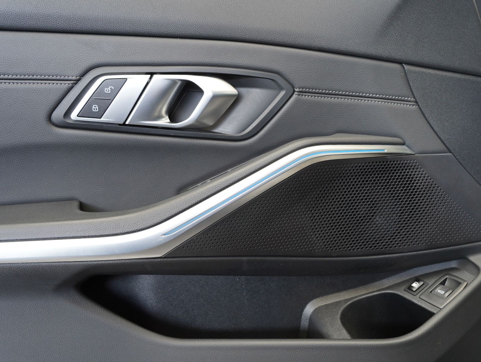 Fahrzeugabbildung BMW 330 e Touring Sport Line INDIVIDUAL/HEADUP/LASER