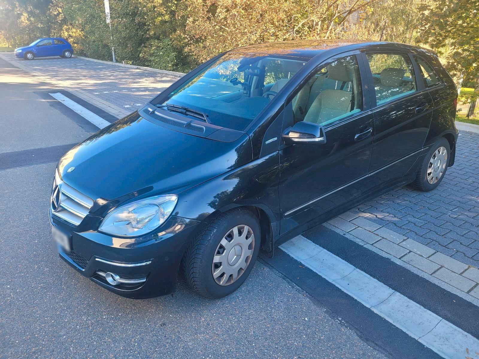 Mercedes-Benz B 180