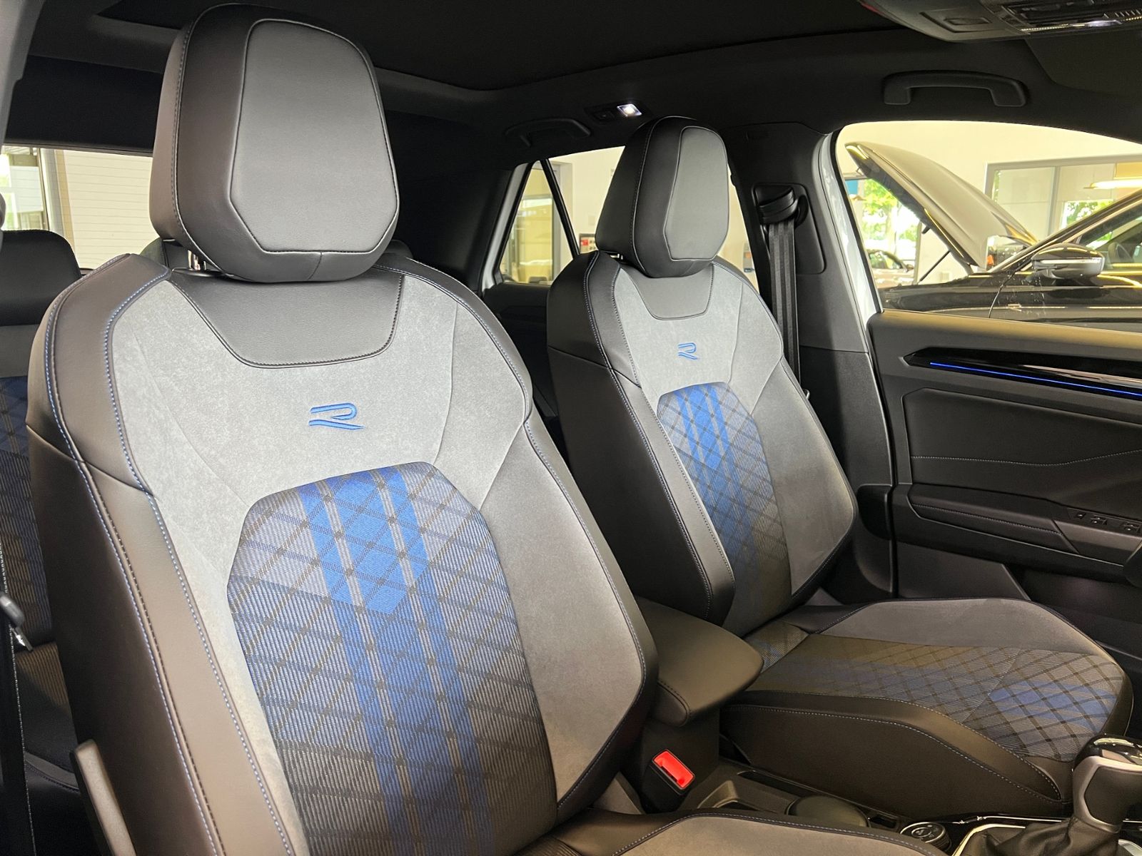 Fahrzeugabbildung Volkswagen T-Roc R 2.0 TSI DSG 4Motion*R-Performance, Black