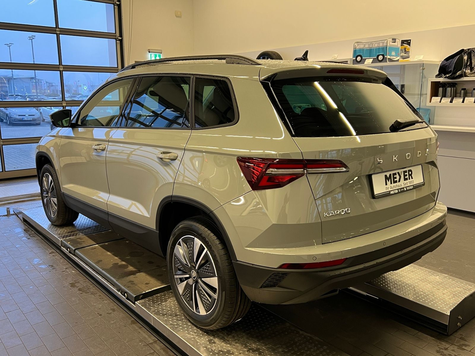 Fahrzeugabbildung SKODA Karoq TOUR 1.5 TSI DSG *AHK, LED, ACC, 17''-LM*