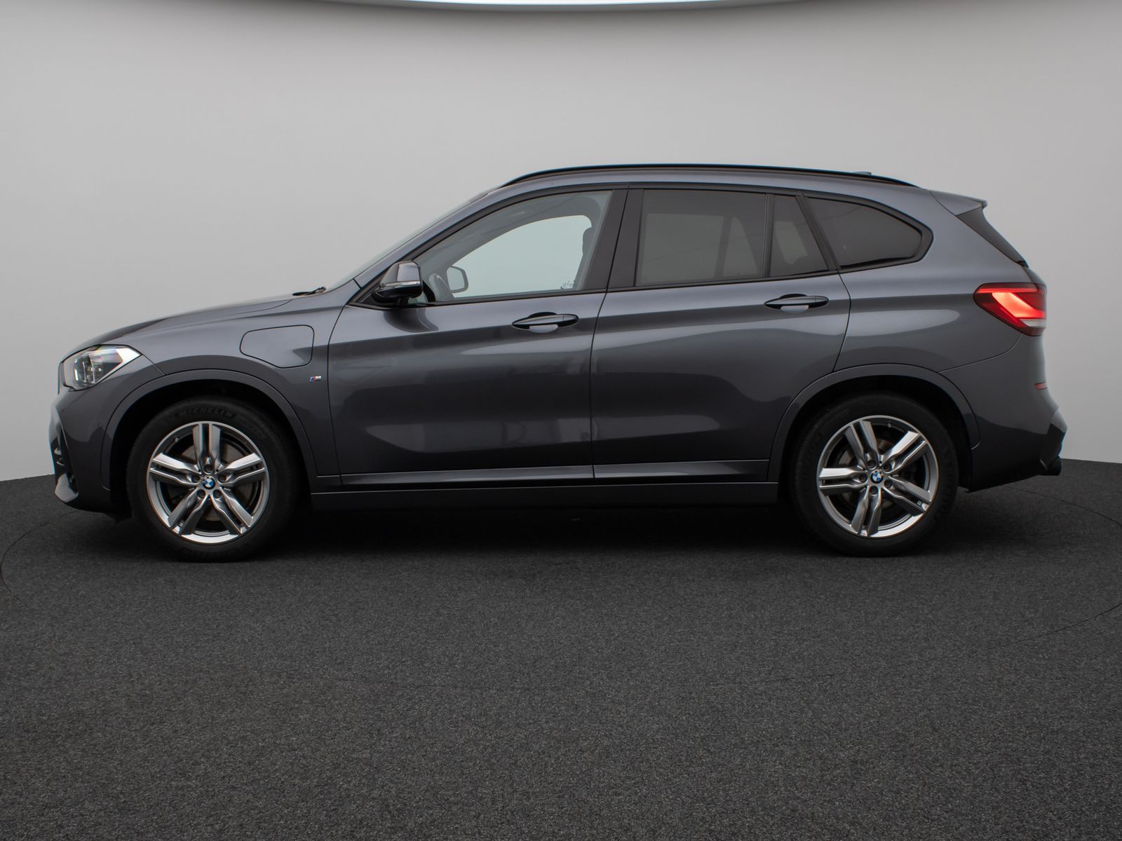 Fahrzeugabbildung BMW X1 xD25e M Sport Panorama Kamera HUD DAB HiFi