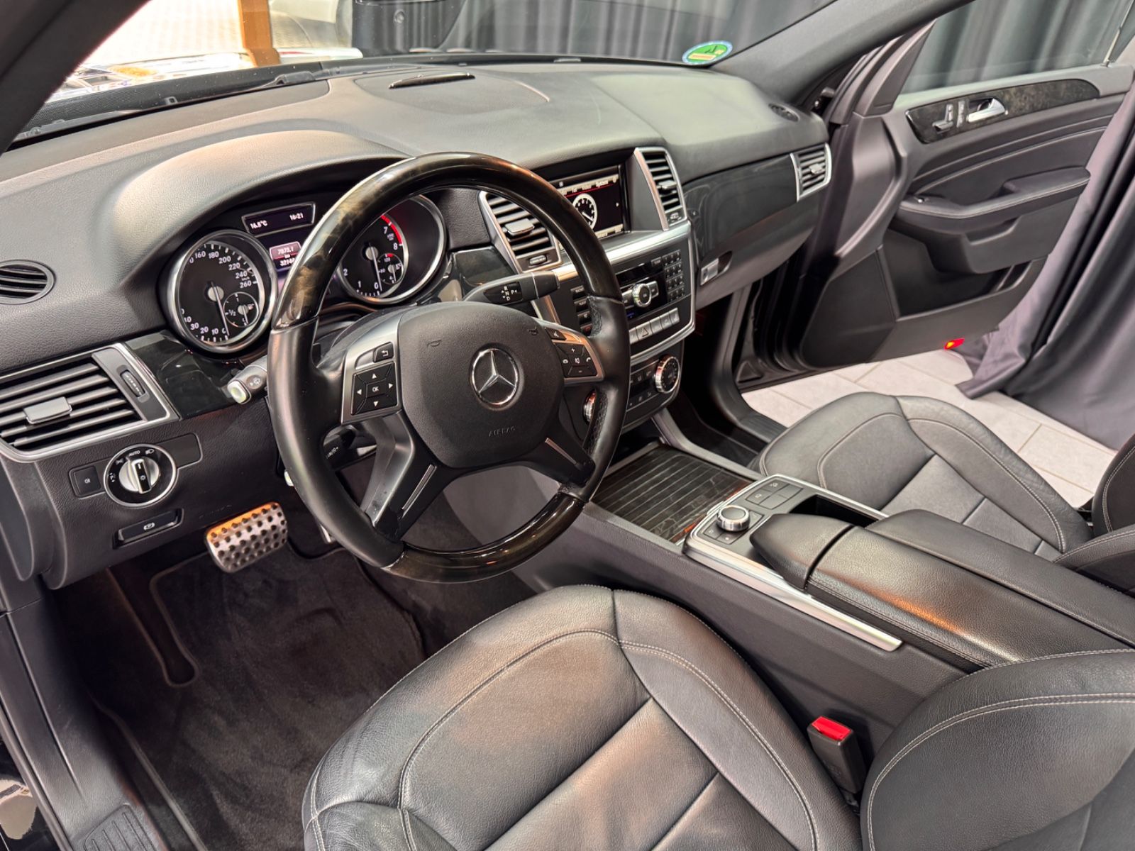 Fahrzeugabbildung Mercedes-Benz ML 400|LEDER|NAVI|SCHIEBEDACH|MASSAGE|360 KAMERA