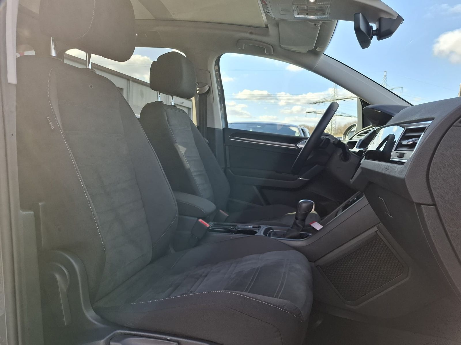 Fahrzeugabbildung Volkswagen Touran 2.0 DSG R-Line High BLACK Pano 7Si IQ AHK