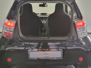 Toyota IQ - 12