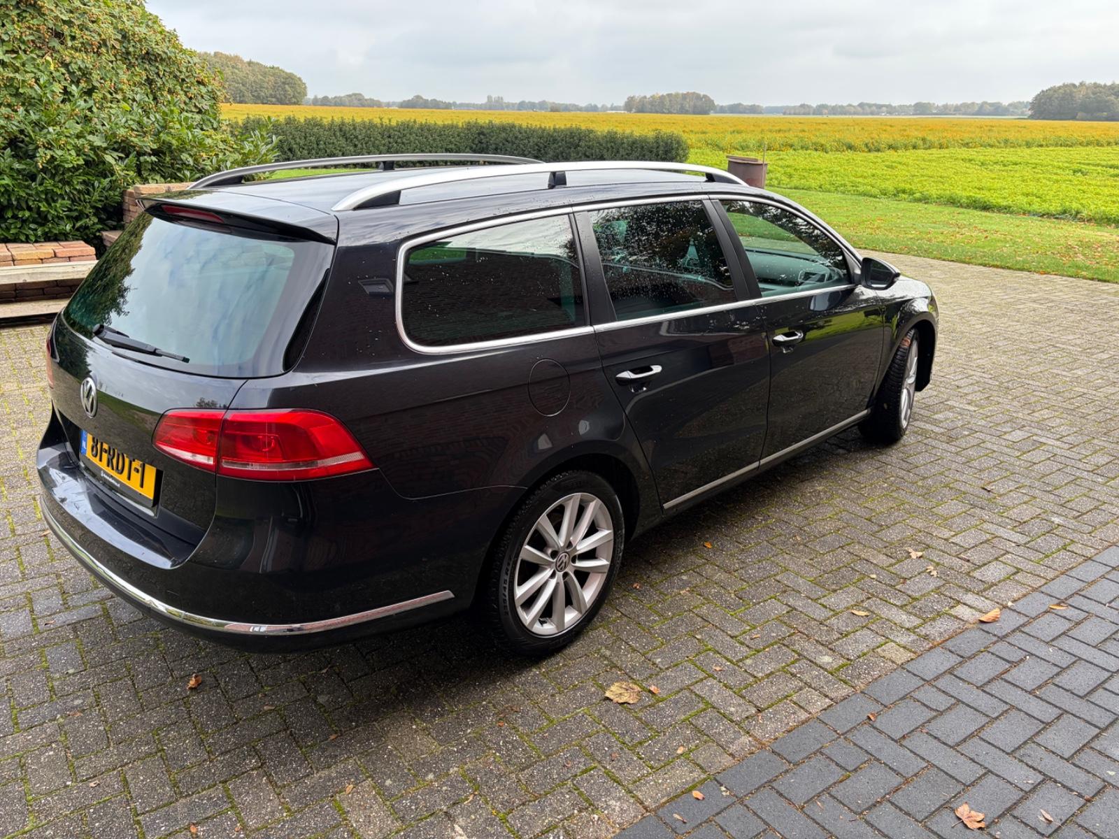 Volkswagen Passat 2011 — rear view