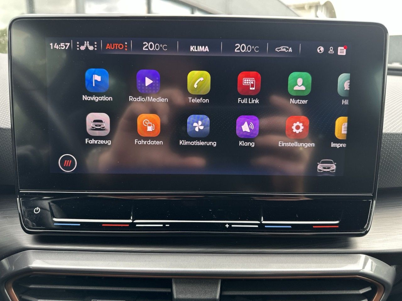 Fahrzeugabbildung CUPRA Leon VZ 2.0TSI 300 PS DSG*KW-Gewinde*Cam* - mit KI generiert/bearbeitet