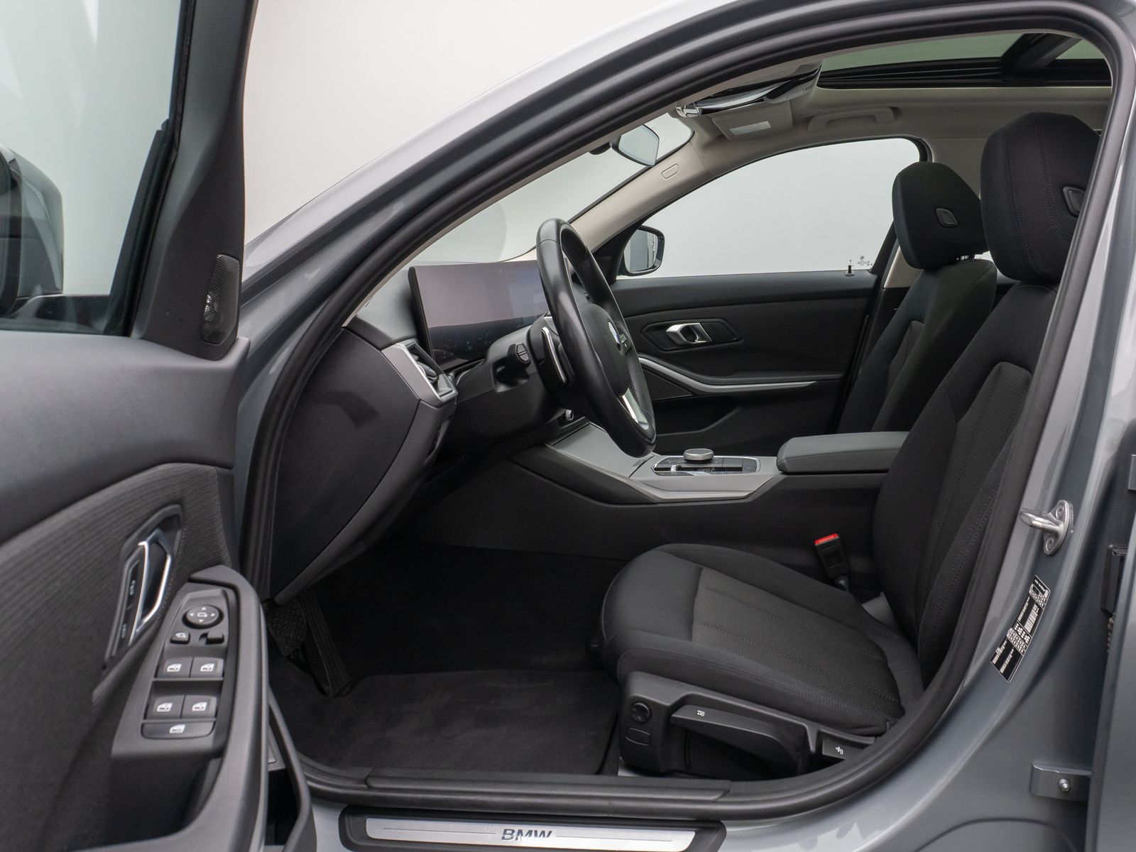 Fahrzeugabbildung BMW 320d Panorama DAB H/K Lordos Stop&Go PDC LED