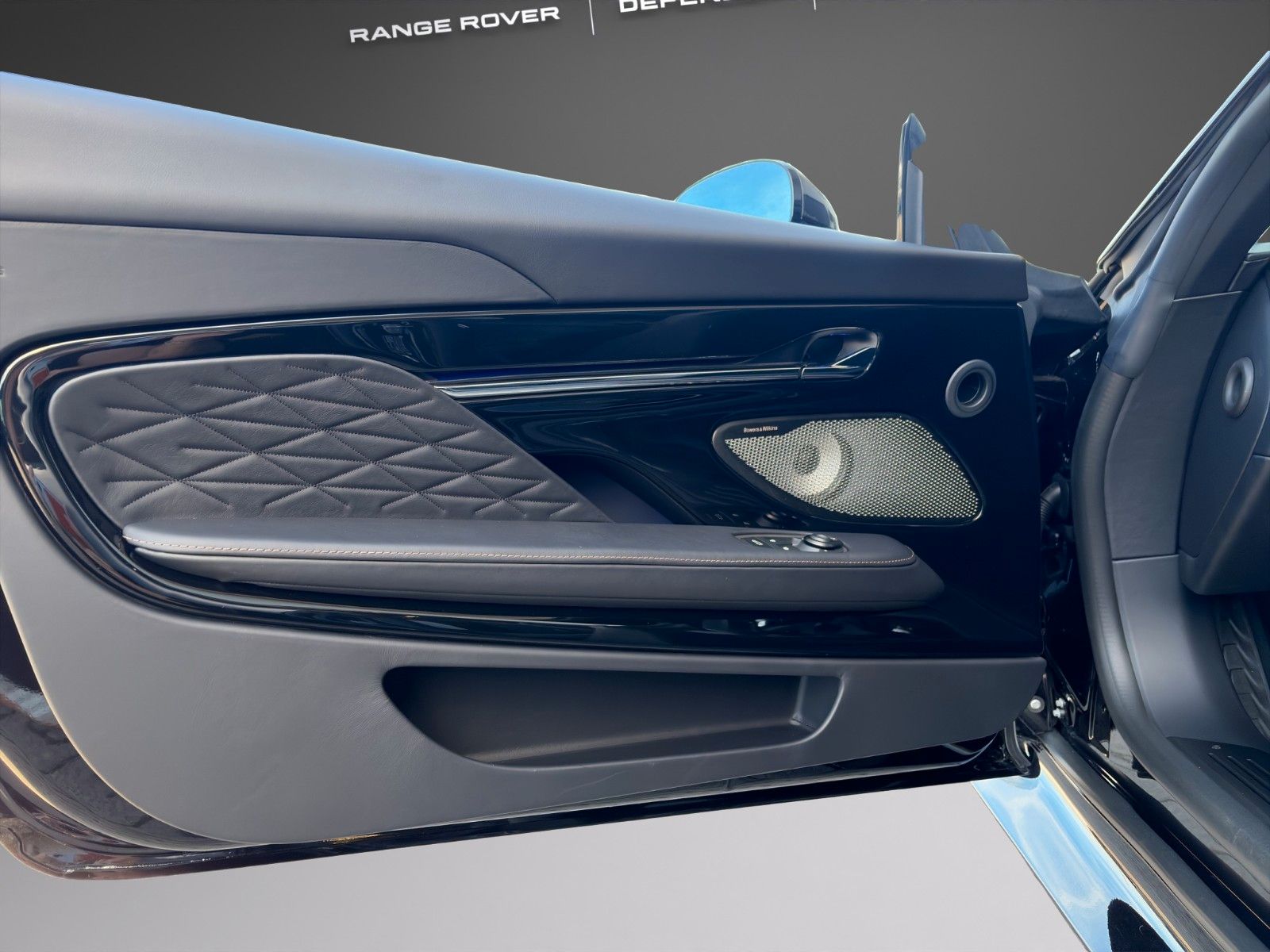 Fahrzeugabbildung Aston Martin DB12 4.0 V8 Volante PPF Bowers & Wilkins