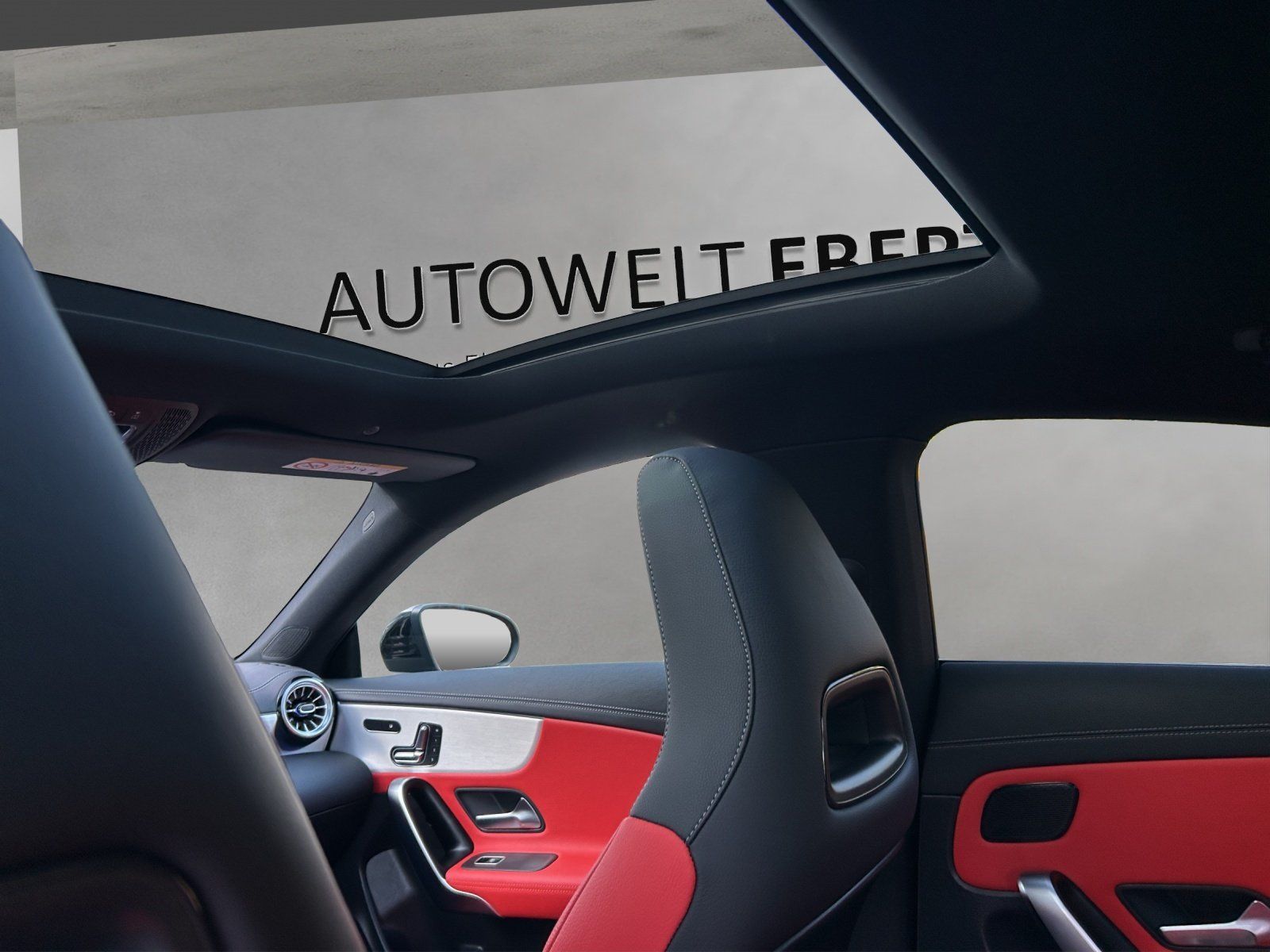 Fahrzeugabbildung Mercedes-Benz CLA 250 AMG Prem+ DISTRO LederPkt Night 19" Pano