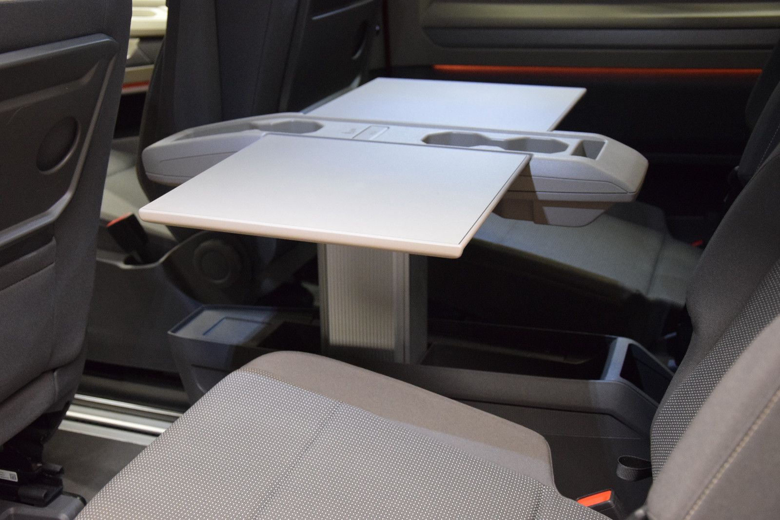 Fahrzeugabbildung Volkswagen T7 Multivan Edition lang Pano ACC vis-a-vis AHK