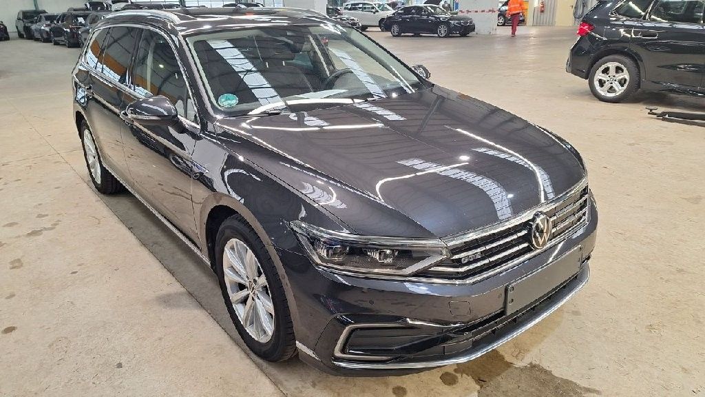 VW Passat GTE Matrix AHK SHZ ACC Pano Kamera IQ.DRI