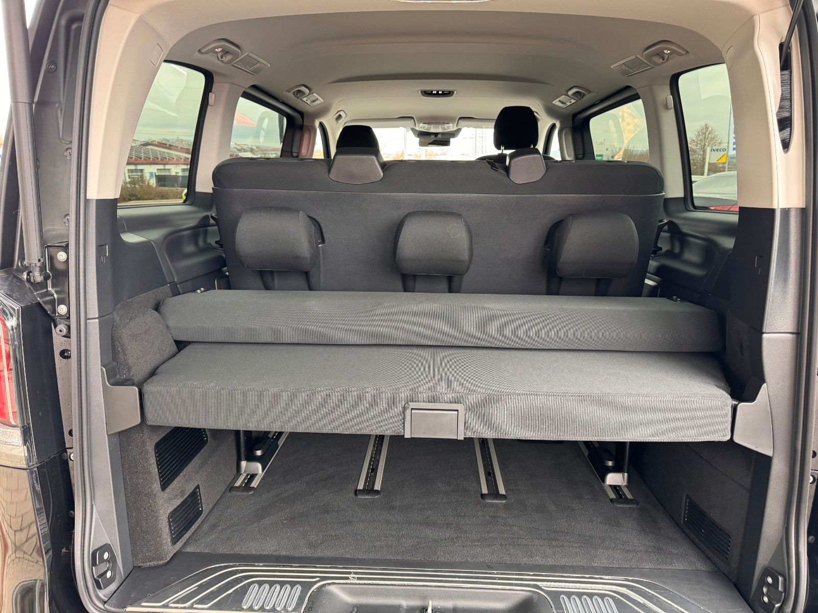 Fahrzeugabbildung Mercedes-Benz V 220 d STYLE K Liege-Paket AHK2,5 DISTRONIC