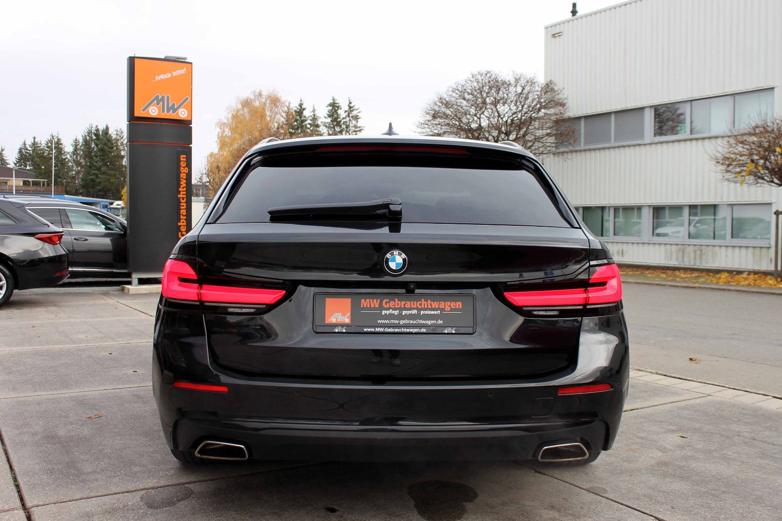 Fahrzeugabbildung BMW 530d xDrive Touring ACC LED HUD KAM BT NAV AMBI