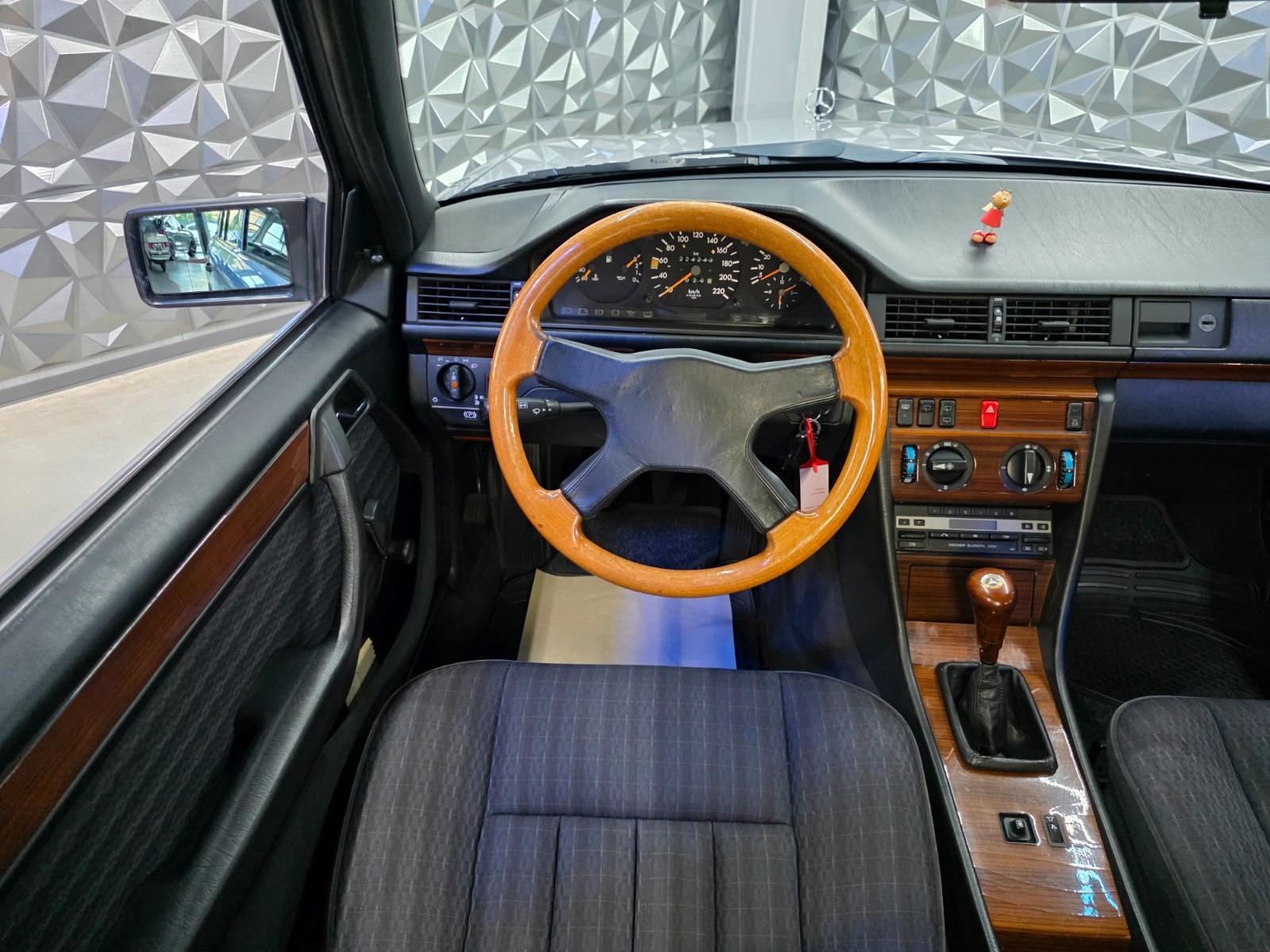 MERCEDES-BENZ E 230 TE BREAK W124 132 ch BVM 1ère MAIN - ATTELAGE - TOIT OUVRANT - 224240 km