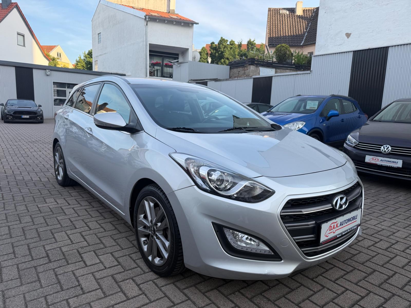 Hyundai i30 cw blue Passion 1.Hand+Kamera+Navi+SHZ+PDC