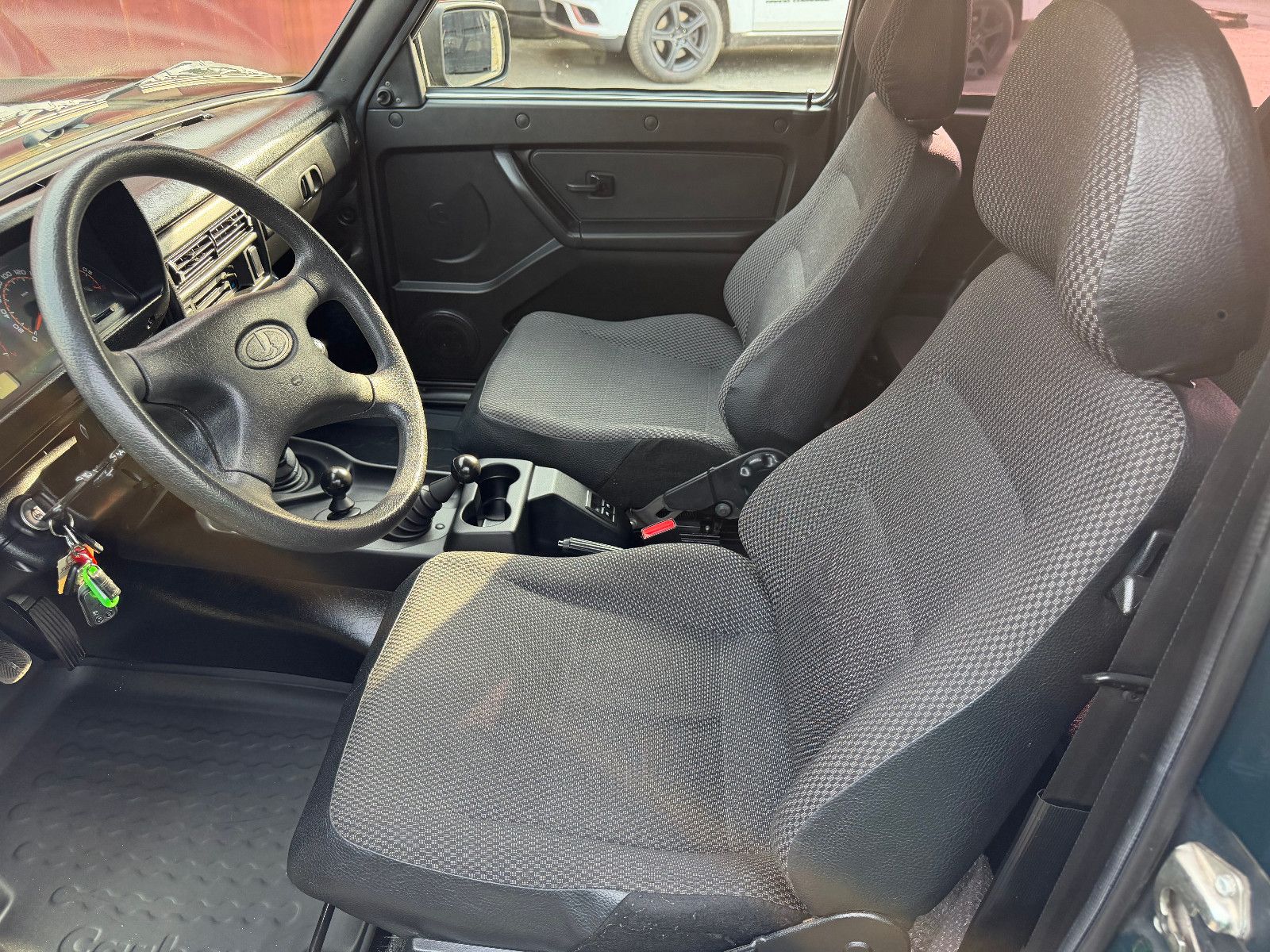 Fahrzeugabbildung Lada TAIGA-NIVA / AHK / ZV /  RADIO / SOFORT