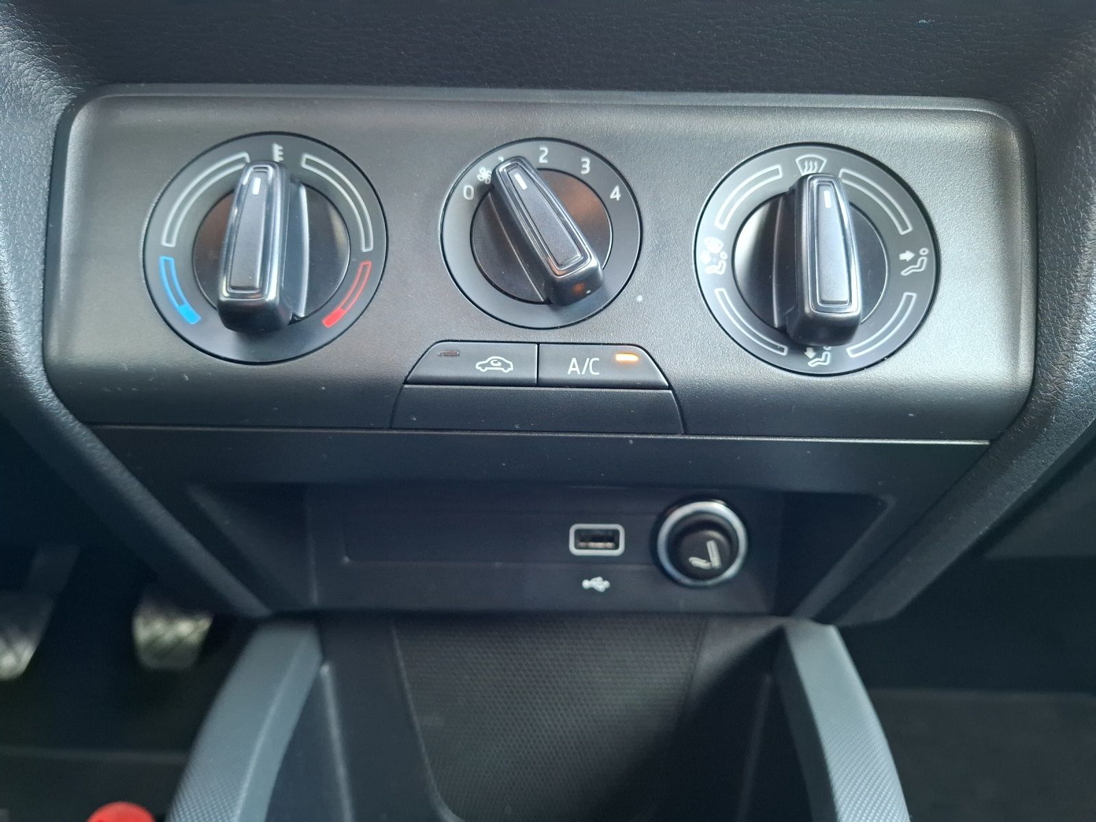 Fahrzeugabbildung SKODA Fabia Combi TSI Active Klima PDC SH LM