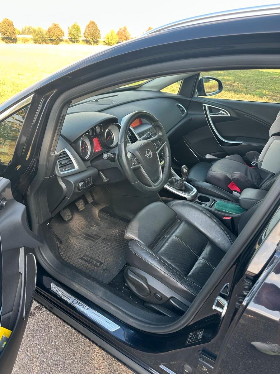 Opel Astra 2011 — photo 5