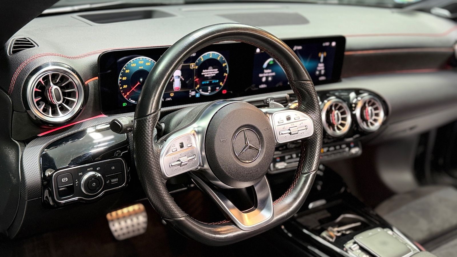 Fahrzeugabbildung Mercedes-Benz CLA 45 AMG Shooting Brake|BURMESTER|HEAD-UP|VOLL