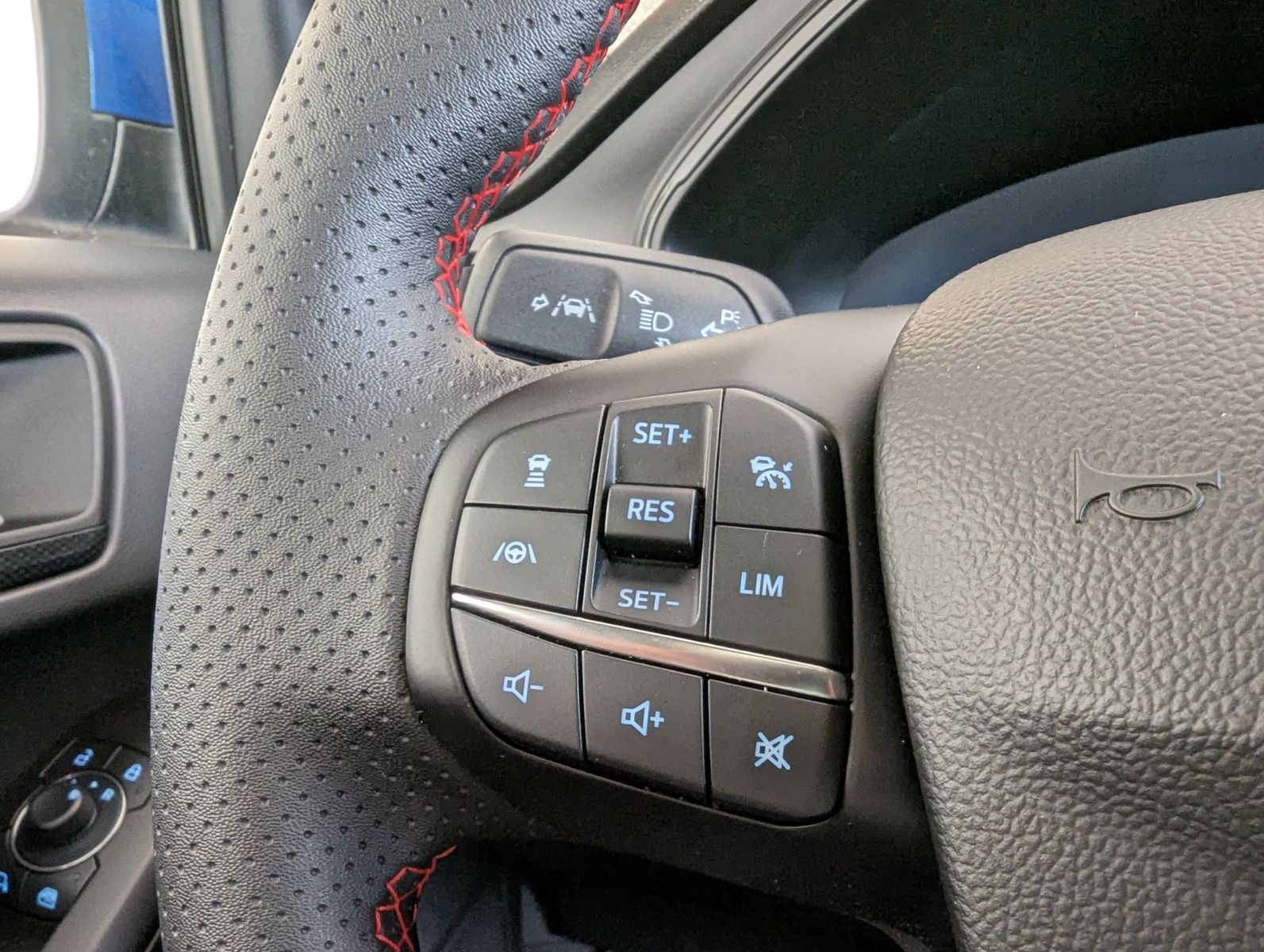 Fahrzeugabbildung Ford Focus 1.0 ST-Line X Styling Matrix B&amp;O Pano 18"