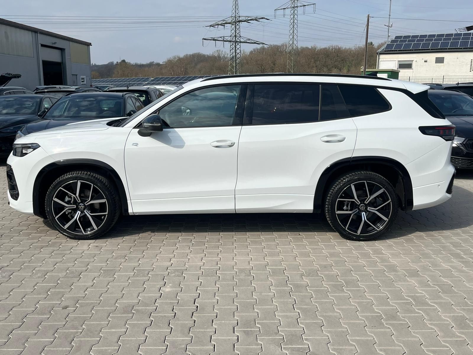 Fahrzeugabbildung Volkswagen Tayron 2.0 TDI 4M R-Line BLACK*7Si*MATRIX*PANO