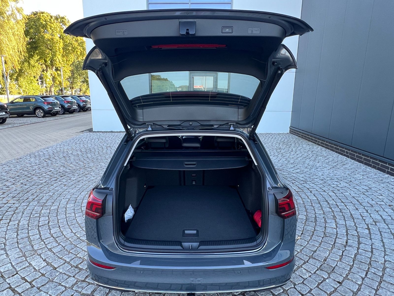 Fahrzeugabbildung Volkswagen Golf Variant  Life 1.5 eTSI DSG *AHK, Plus-Paket