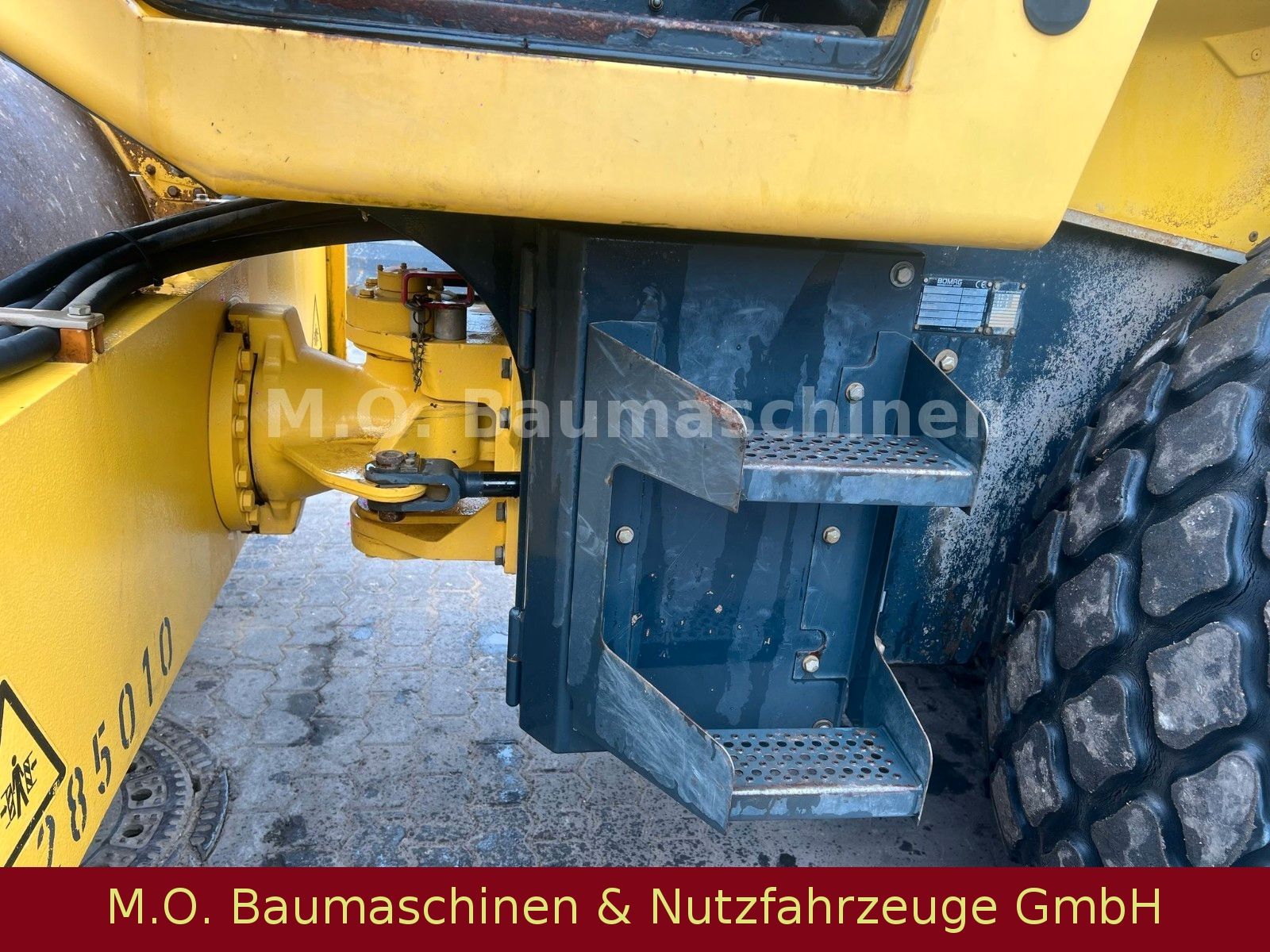 Fahrzeugabbildung BOMAG BW 213 D4-4BVC / 14,9 T / Walzenzug /