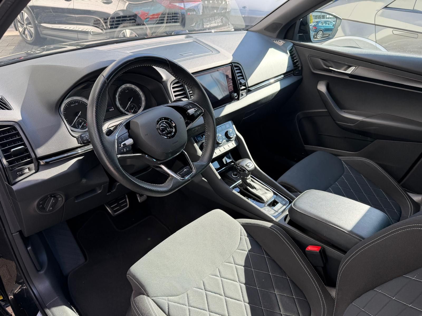 Fahrzeugabbildung SKODA Karoq 2.0TSI Sportline 4x4 DSG LED+NAVI+SHZ+TEMP