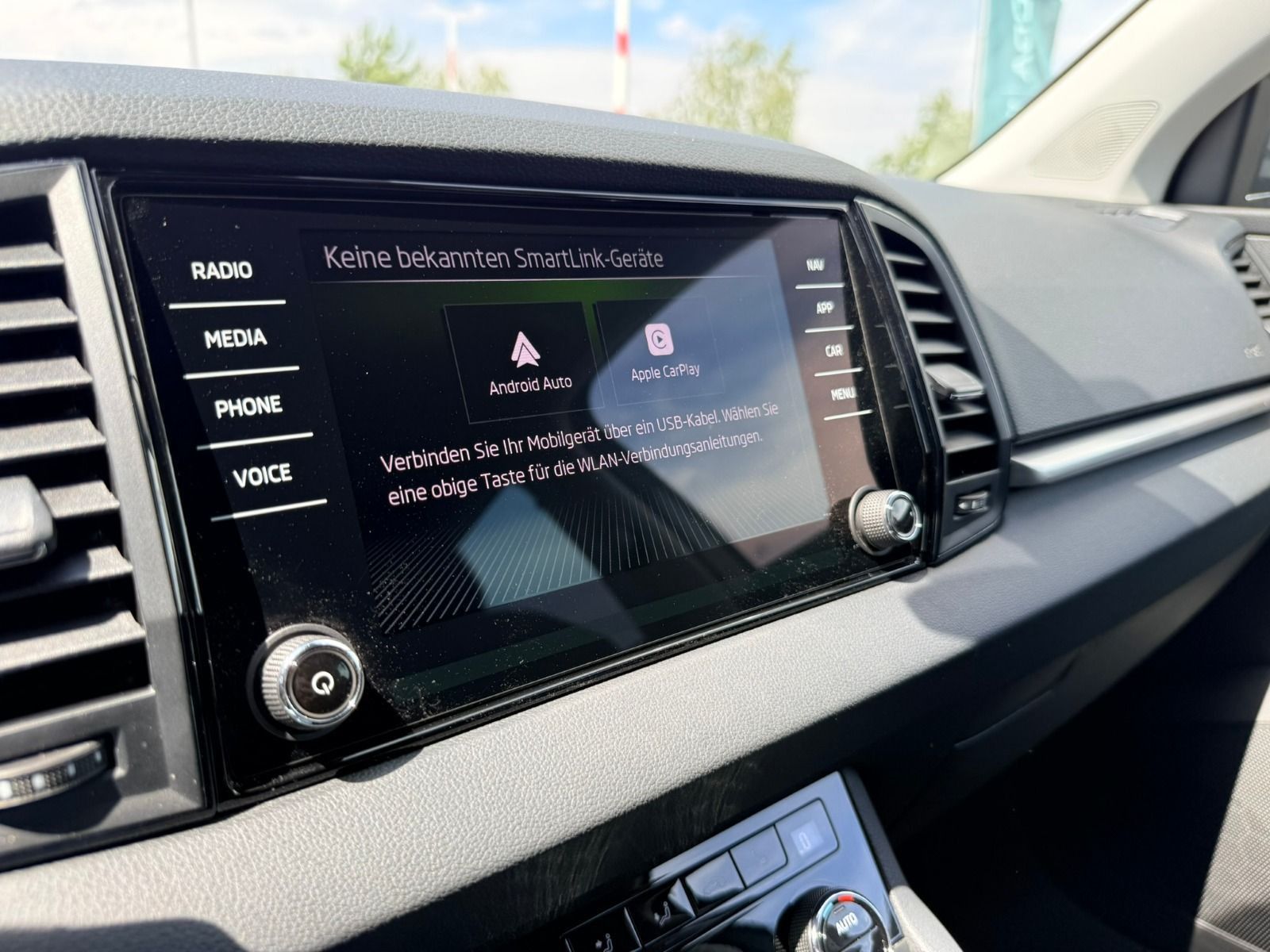 Fahrzeugabbildung SKODA Karoq Tour 115PS 6-Gang*AHK*RFK*eHeck