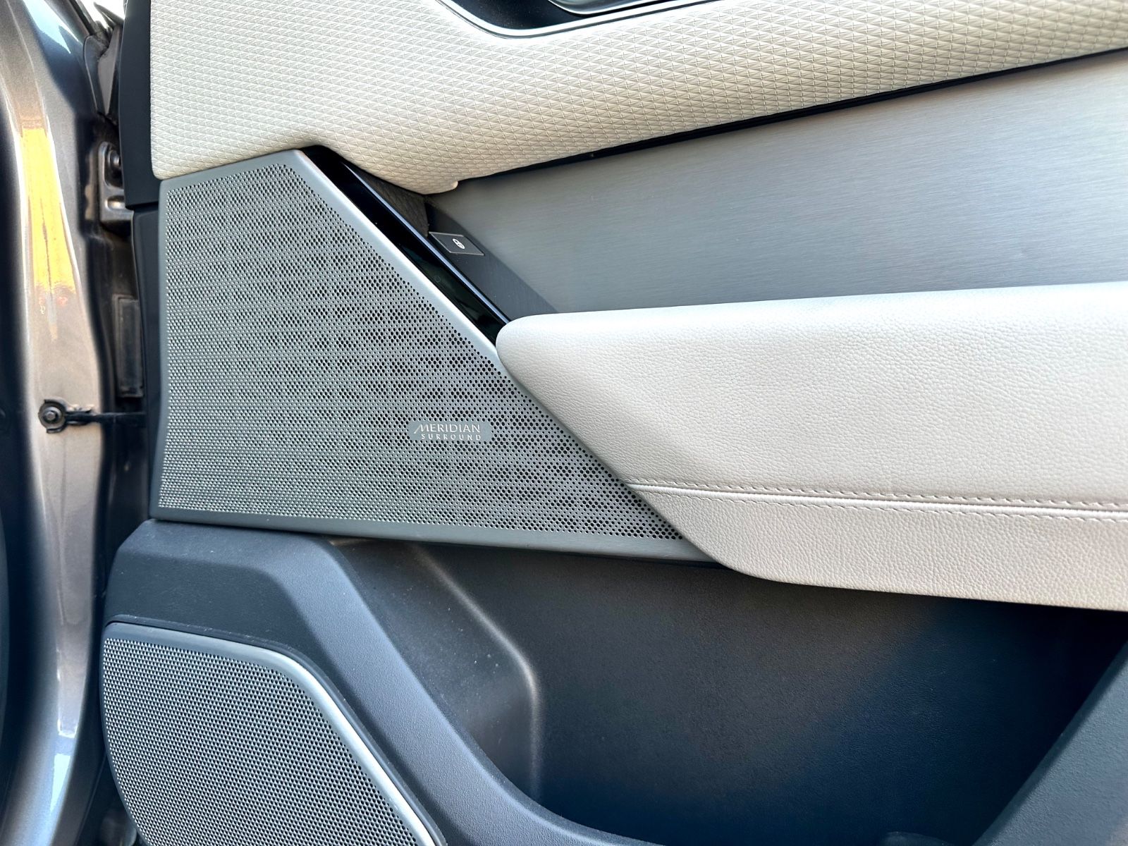 Fahrzeugabbildung Land Rover RANGE ROVER VELAR R-DYNAMIC*PANO+21`LM+MATRIX*