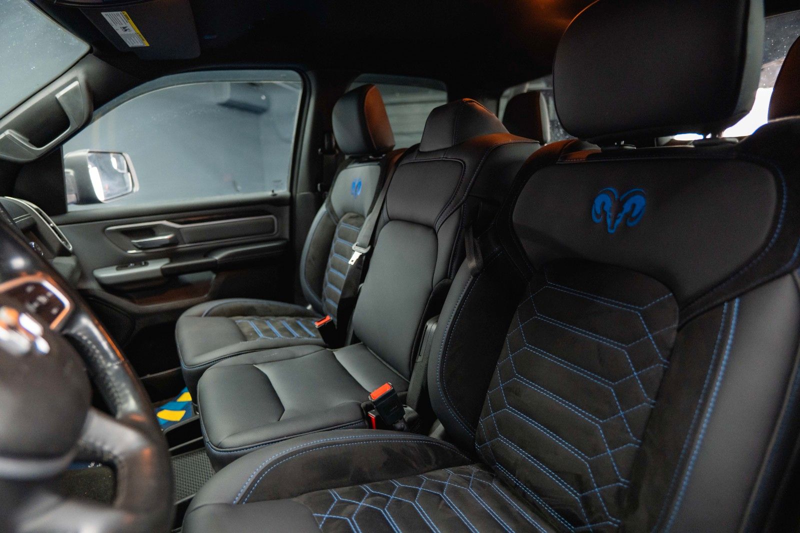 Fahrzeugabbildung Dodge RAM 5.7 V8 HEMI 4x4 OFFROAD NightEdition LONGBED