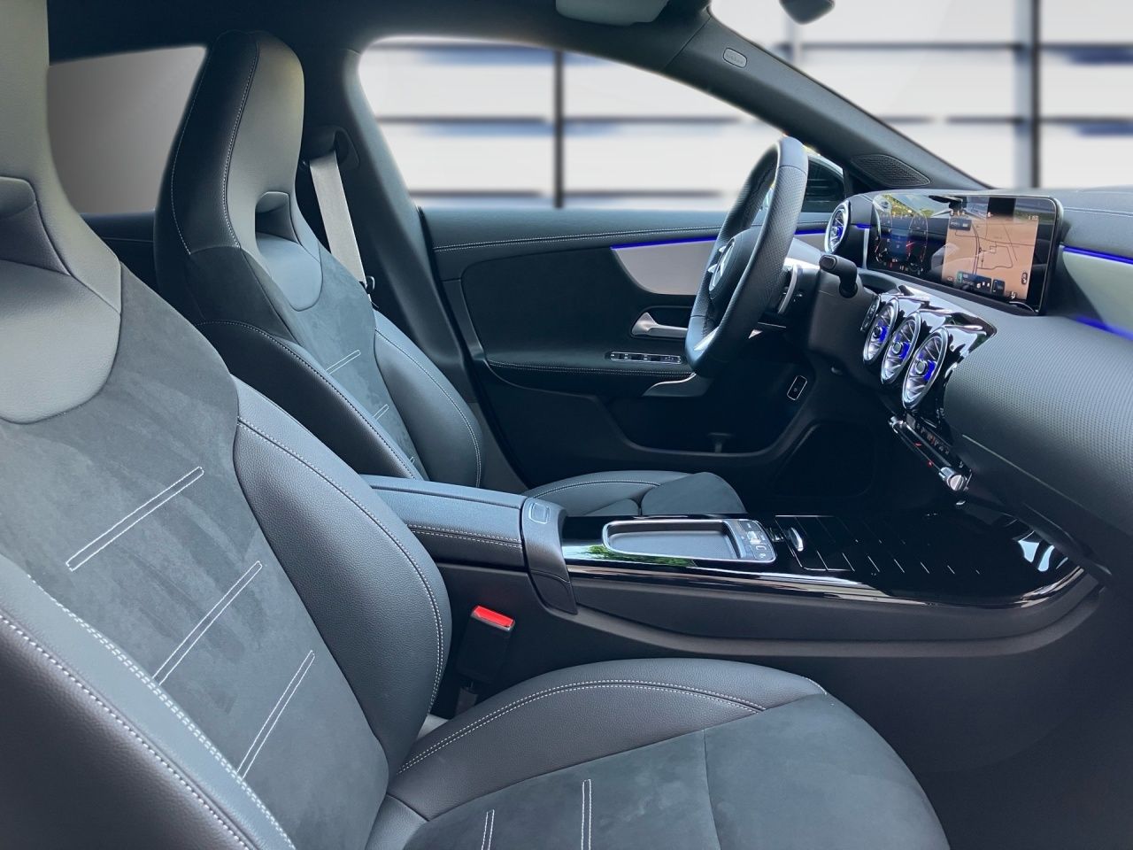 Fahrzeugabbildung Mercedes-Benz CLA 180 SB AMG+AHK+MULTIB+360+DISTR+NIGHT+LHZG++