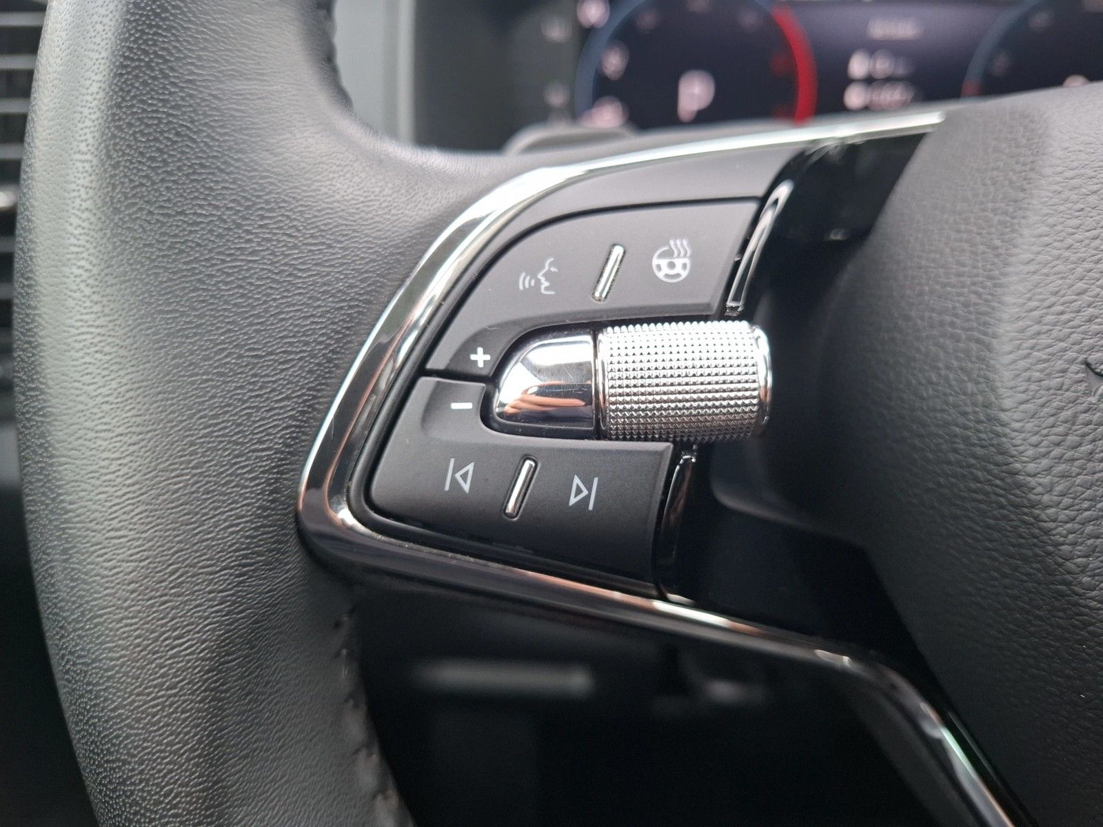 Fahrzeugabbildung SKODA Karoq TDI Tour 4x4 DSG LED AHK Navi GRA RFK SH