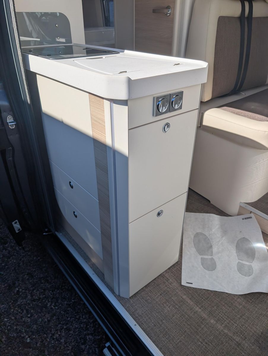 Fahrzeugabbildung Eura Mobil Van V 635 EB  Captain-Chair- Sitze, Skyroof, RFK