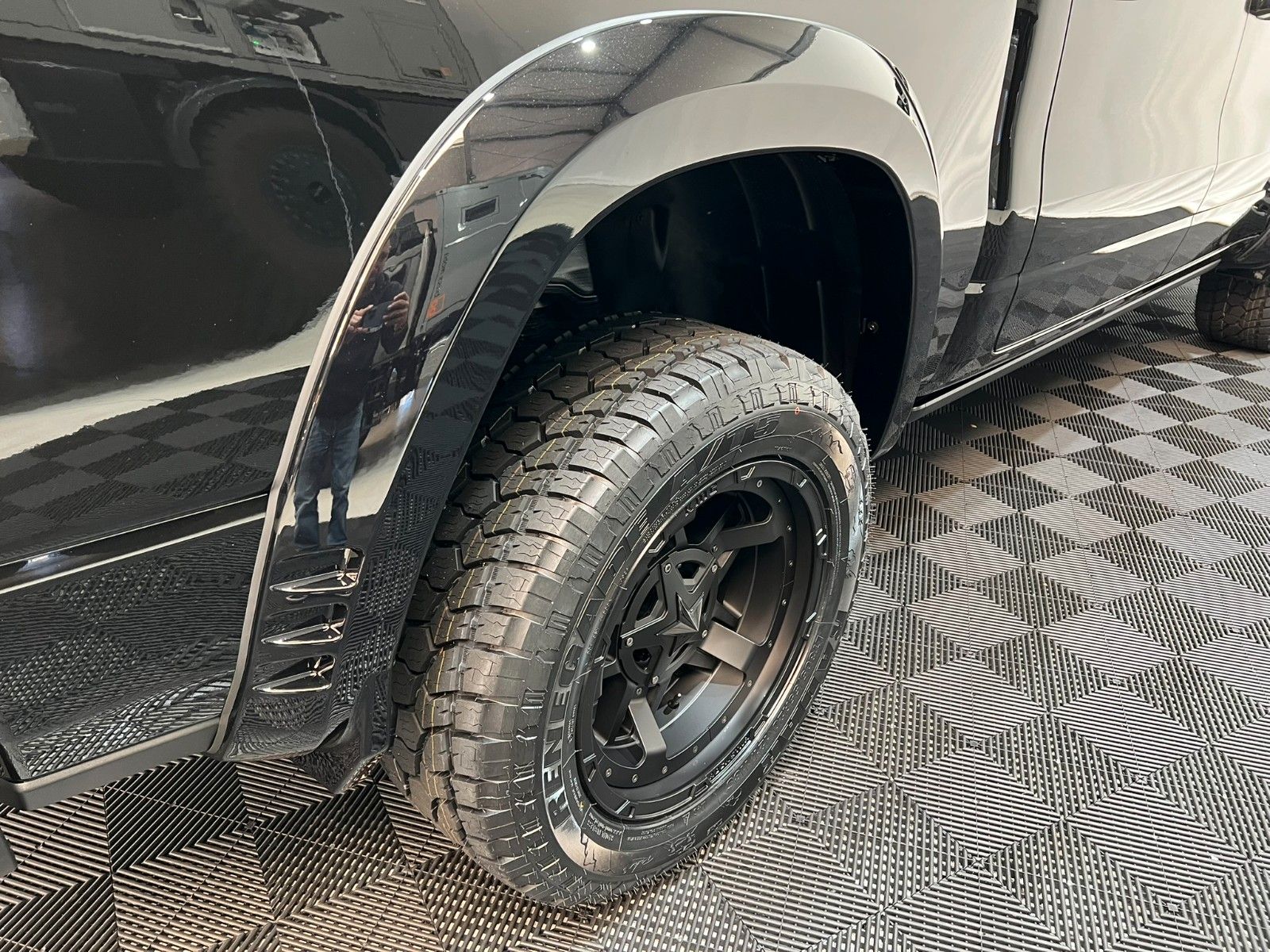 Fahrzeugabbildung Dodge RAM 1500 Laramie Night Premium RTR Umbau